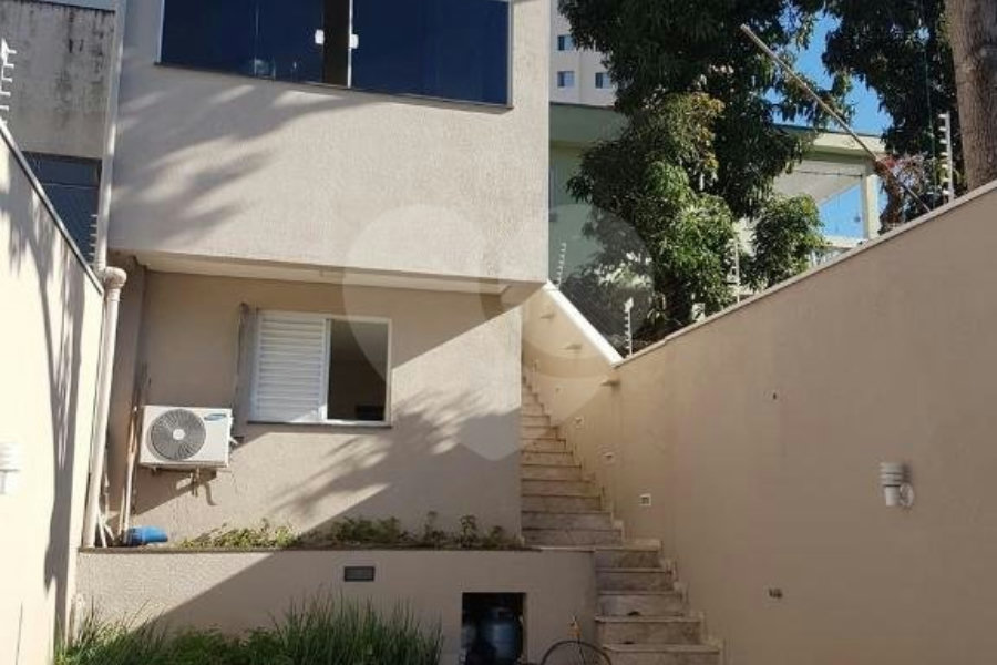 Sobrado à venda com 4 quartos, sendo 2 suítes, em Parque Maria Domitila, São Paulo, SP