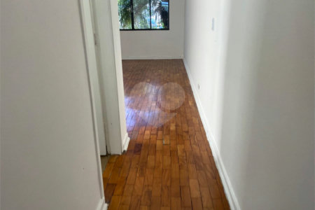 Sobrado à venda com 3 quartos, sendo 1 suíte,  em Parque Maria Domitila, São Paulo, SP
