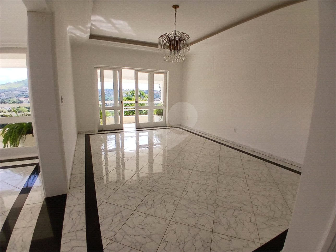 Casa à venda com 4 quartos, sendo 2 suítes, no condomínio Flamboyant, Atibaia - SP