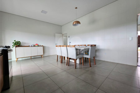 Casa à venda com 4 quartos, sendo 1 suíte,  no condomínio Jardim Shangri-lá, Atibaia - SP