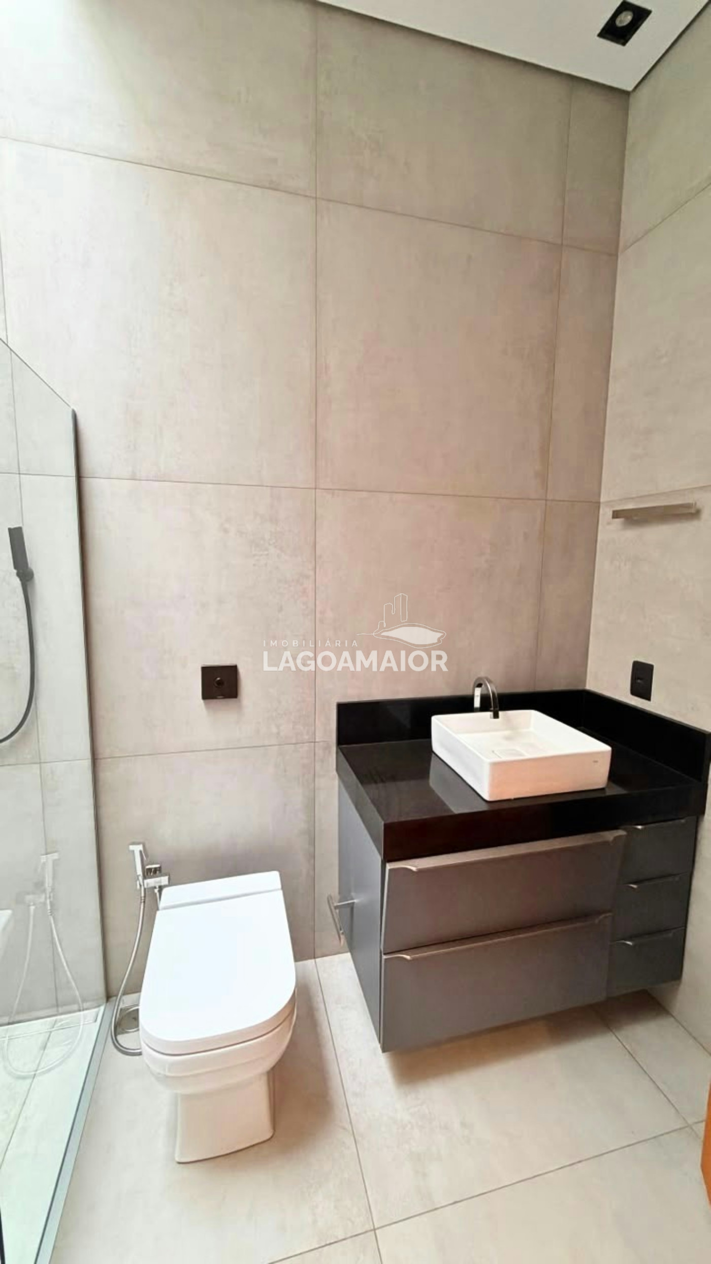 Casa à venda com 3 quartos, sendo 3 suítes, no condomínio Villa Dumont, Três Lagoas - MS
