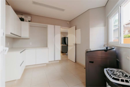 Casa à venda com 5 quartos, sendo 4 suítes, no condomínio Figueira Garden, Atibaia - SP