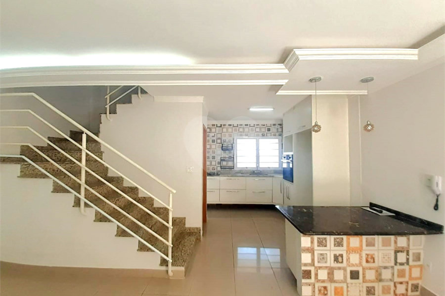Casa à venda com 3 quartos, sendo 1 suíte, no condomínio Apeu, São Paulo - SP