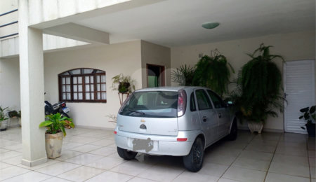 Sobrado à venda com 3 quartos, sendo 1 suíte, no Centro, Biritiba-mirim, SP