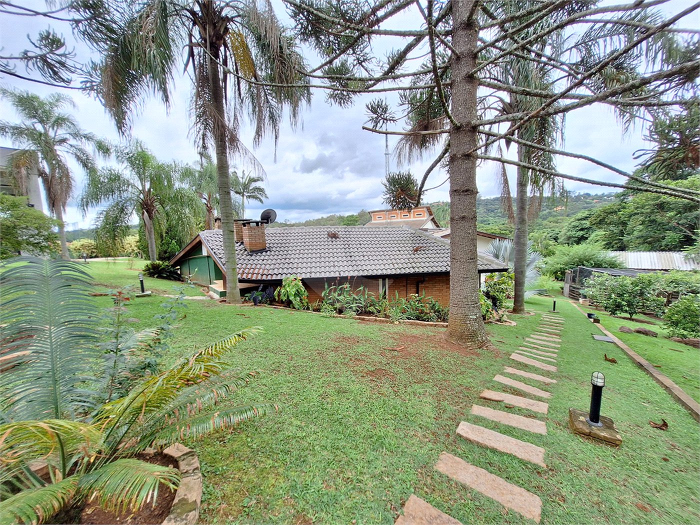Casa à venda com 7 quartos, sendo 3 suítes, no condomínio Chacaras do Lago, Vinhedo - SP