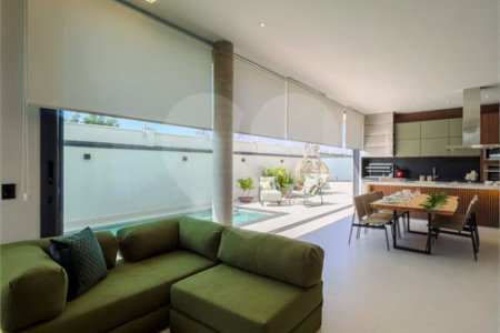 Indaiatuba - Condominio Villa Sapezal - 318 m² de Terreno - 230 m² de Área Construída - 3 suítes, sendo 1 Master com closet planejado - Sala de TV - Sala de estar integrada à Sala de jantar - Cozinha com móveis planejados - Despensa - Escritório planejado - Lavabo - Piscina com preparação para aquec
