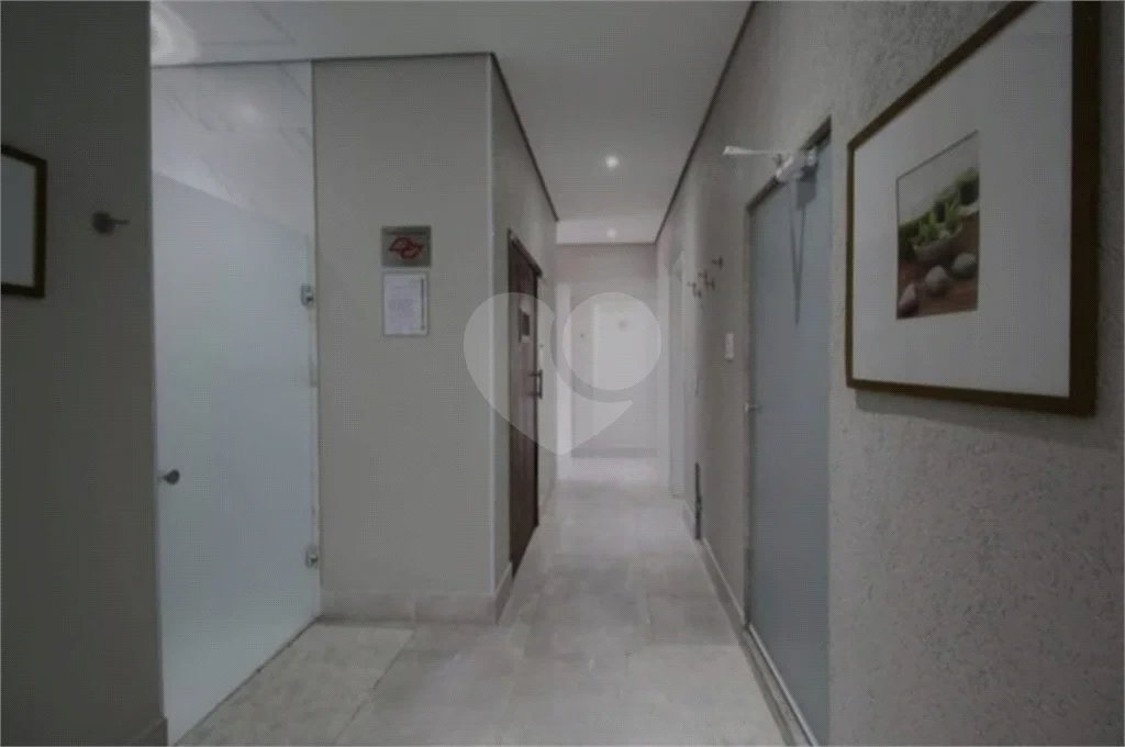 Apartamento com dois dormitórios sendo um climatizado, com duas vagas de garagem.
