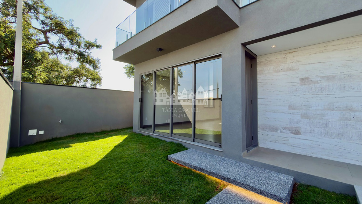 Casa à venda no bairro Loanda em Atibaia com 3 suítes e terraço solarium