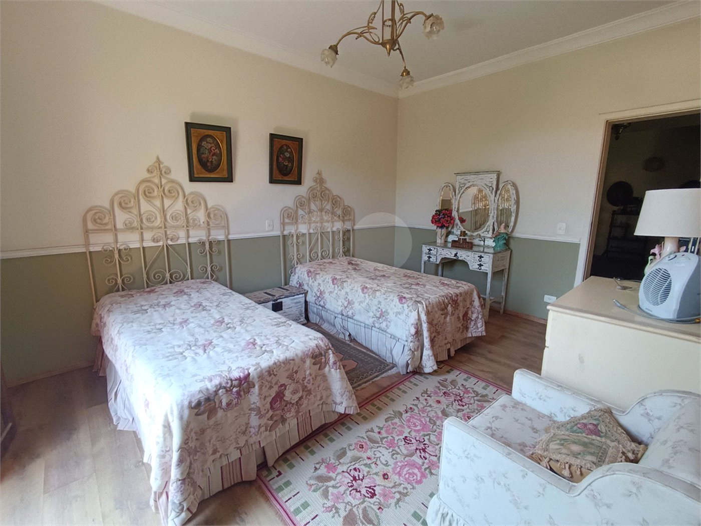 Casa à venda com 4 quartos, sendo 3 suítes, no condomínio Patrimônio do Carmo, São Roque - SP