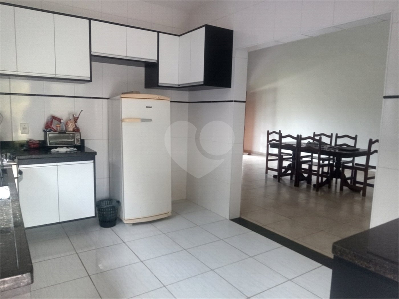 Casa à venda com 4 quartos, sendo 1 suíte,  no condomínio Village da Serra, Araçoiaba da Serra - SP
