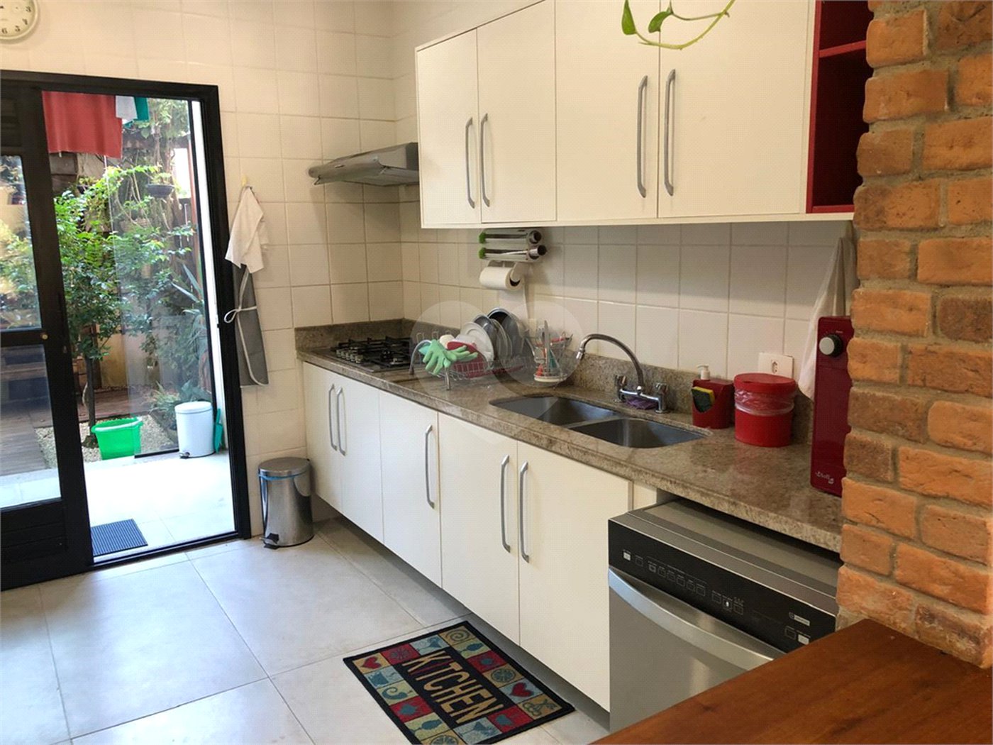 Casa à venda com 9 quartos, sendo 8 suítes, no condomínio Village Elisabete, Rio de Janeiro - RJ