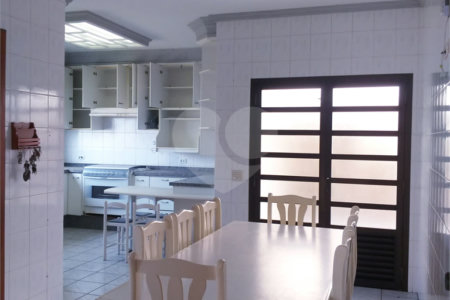 Casa à venda com 4 quartos, sendo 3 suítes, no condomínio Arujá 5, Arujá - SP
