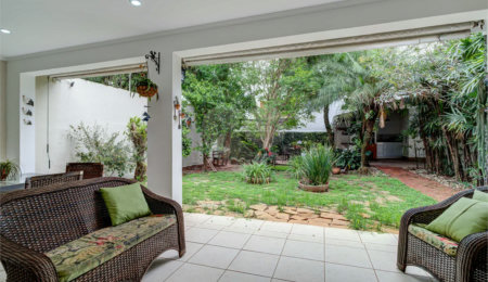 Casa à venda ou para alugar com 4 quartos, sendo 2 suítes,  em Ibirapuera, São Paulo, SP