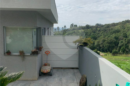 Casa à venda com 3 quartos, sendo 1 suíte, no condomínio Residencial Ponderosa, São Roque - SP