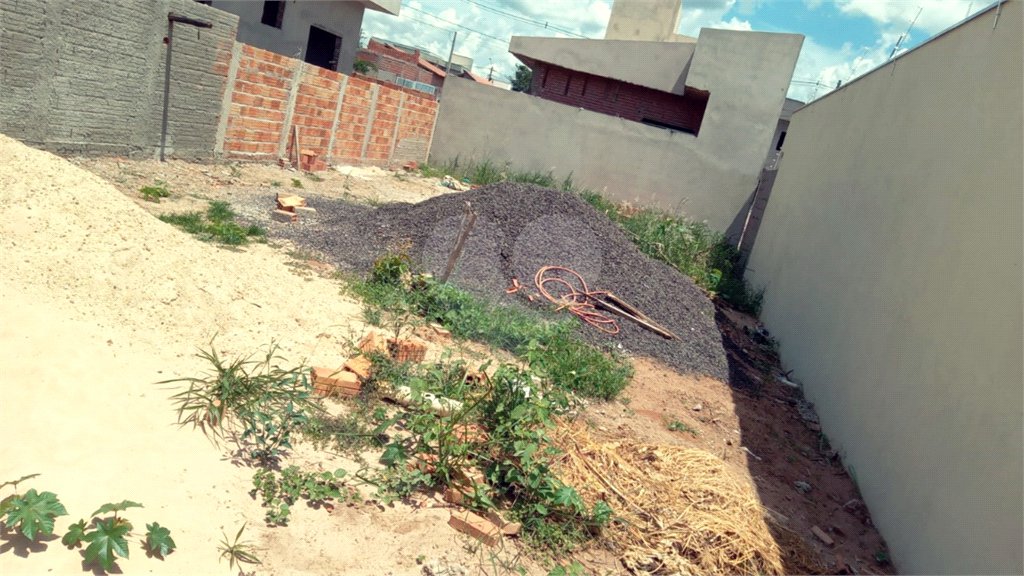 Terreno com 160,00 m² de área total.