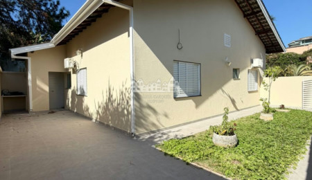 Casa à venda com 3 quartos, sendo 1 suíte, no condomínio Bella Vita, Atibaia - SP