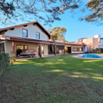 Casa à venda com 7 quartos, sendo 4 suítes, no condomínio Riviera de Santa Cristina XIII, Paranapanema - SP