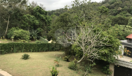 Sobrado à venda com 3 suítes em Serra da Cantareira, Mairiporã, SP