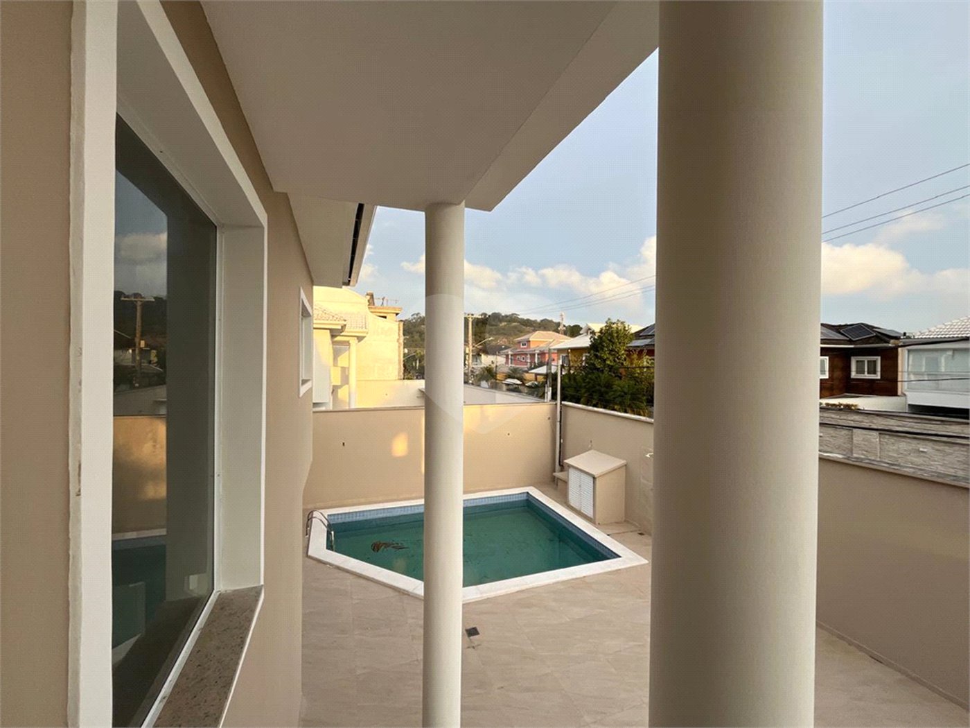 Casa à venda com 4 quartos, sendo 2 suítes, no condomínio Pedra Mar, Rio de Janeiro - RJ
