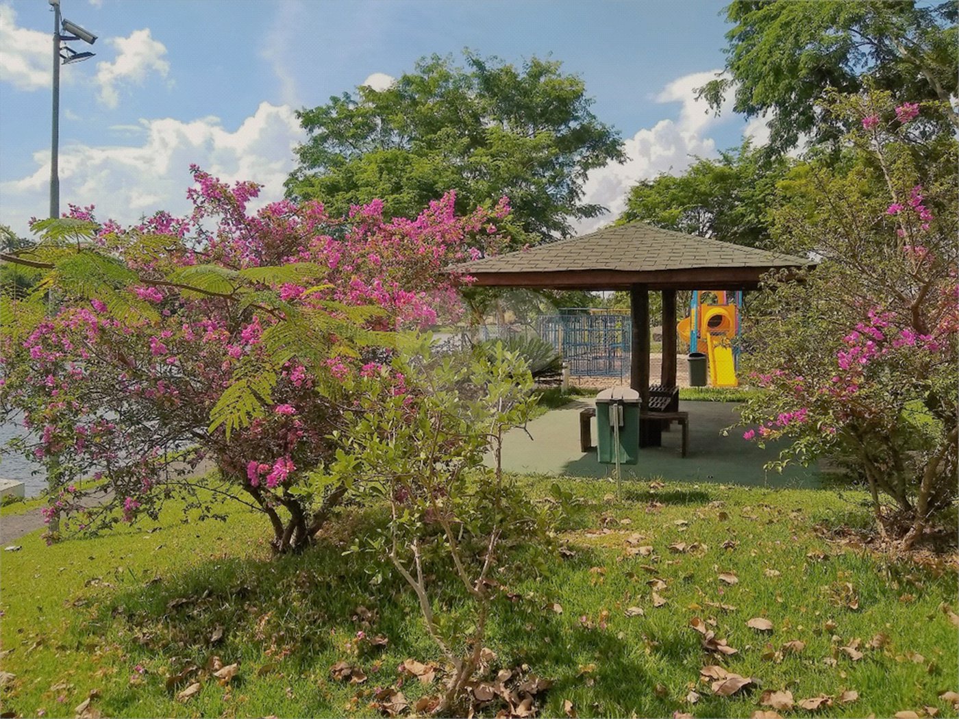 Casa à venda com 4 quartos, sendo 2 suítes,  no condomínio Acmti - Colinas do Mosteiro, Terras de Itaici e Recanto dos Pássaros, Indaiatuba - SP