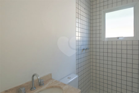 Casa à venda com 4 quartos, sendo 2 suítes, no condomínio Bristol Village, São Paulo - SP