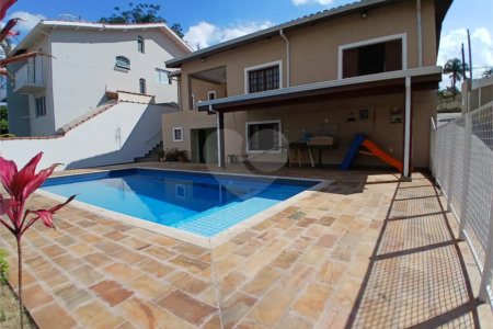 Casa à venda com 5 quartos, sendo 3 suítes, em Vila Santista, Atibaia, SP