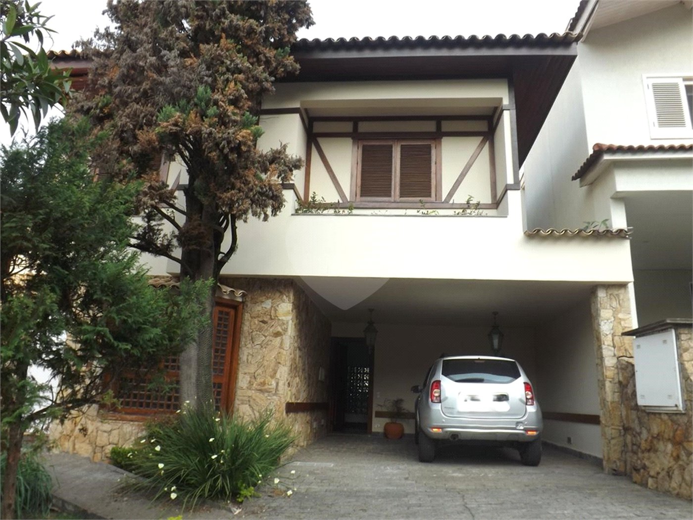 Casa à venda ou para alugar com 4 quartos, sendo 3 suítes,  no condomínio Villa das Flores, São Paulo - SP