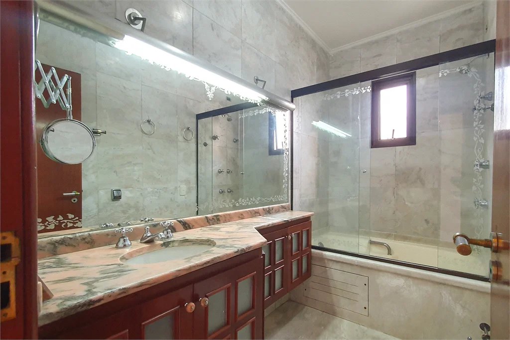 Casa à venda com 4 quartos, sendo 3 suítes,  no condomínio Vila das Flores, São Paulo - SP