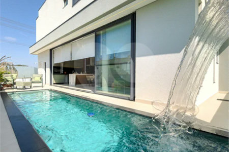 Indaiatuba - Condominio Villa Sapezal - 318 m² de Terreno - 230 m² de Área Construída - 3 suítes, sendo 1 Master com closet planejado - Sala de TV - Sala de estar integrada à Sala de jantar - Cozinha com móveis planejados - Despensa - Escritório planejado - Lavabo - Piscina com preparação para aquec