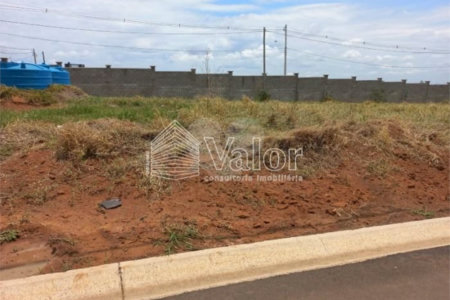 Terreno plano no Condomínio Villeneuve, com 250,00 m² de área total.