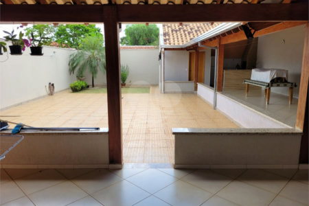 Casa térrea com 2 dormitórios, sendo 1 suíte.
