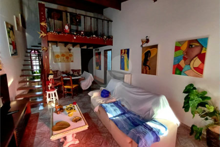 Casa à venda em Atibaia com 5 dormitórios (1 suíte), piscina e área gourmet, 2 vagas garagem, avalia permuta e financiamento