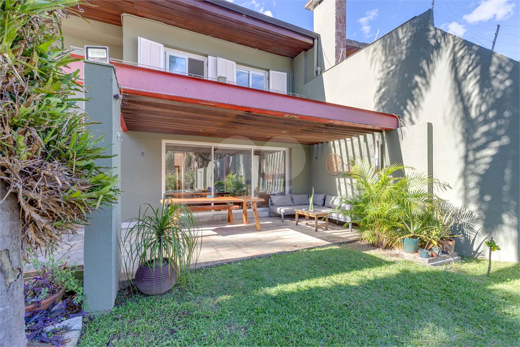 Casa à venda com 4 quartos, sendo 2 suítes,  em Alto da Boa Vista, São Paulo, SP