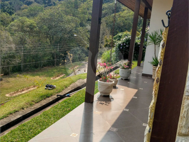 Casa à venda com 5 quartos, sendo 1 suíte,  no condomínio Canada Village, Mairiporã - SP