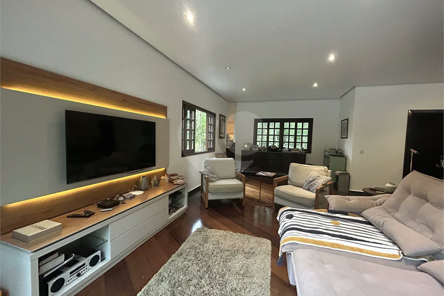 Casa em condomínio com 3 dormitórios, 01 suíte, garagem para 06 carros, área gourmet, piscina.