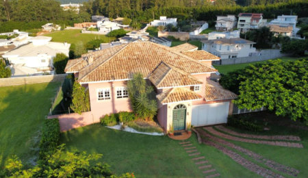 Casa à venda com 5 quartos, sendo 3 suítes,  no condomínio Santa Teresa 1, Vinhedo - SP