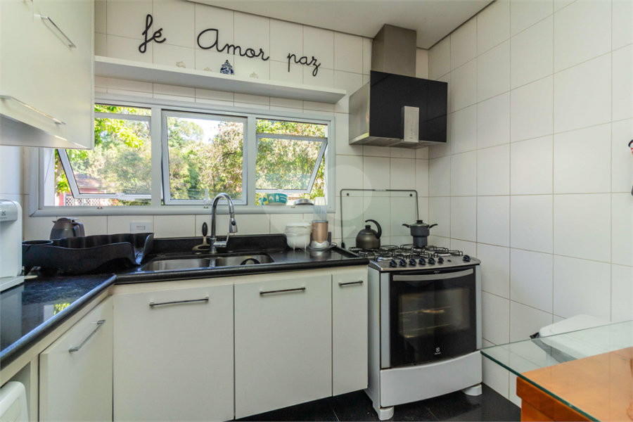 Casa à venda com 4 quartos, sendo 2 suítes, no condomínio Domus, São Paulo - SP