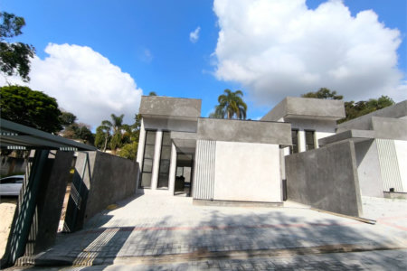 Casa à venda com 3 quartos, sendo 1 suíte, no condomínio Villagio Brasil, Atibaia - SP