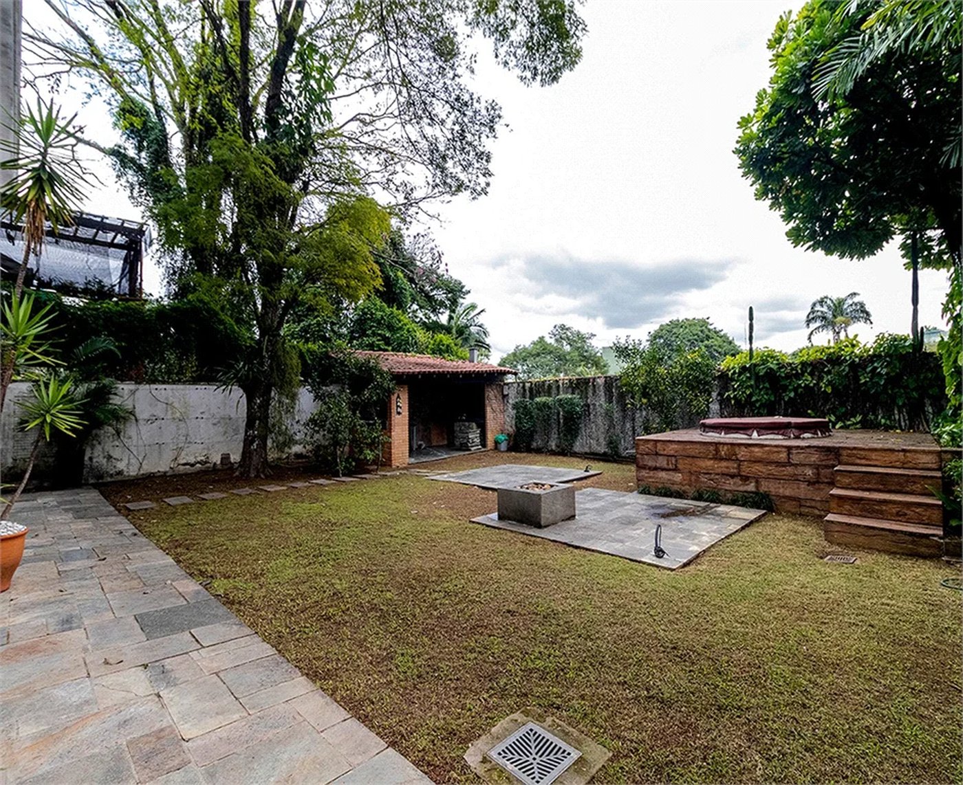 Casa à venda com 3 quartos, sendo 2 suítes,  em Alto de Pinheiros, São Paulo, SP