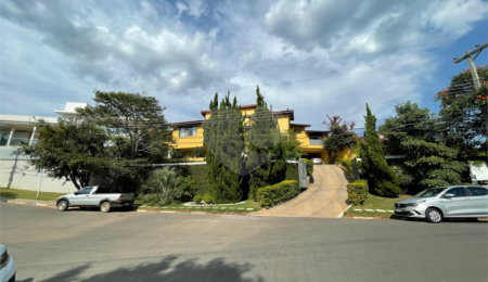 Casa à venda com 9 quartos, sendo 4 suítes, em Condomínio Flamboyant-b, Atibaia, SP