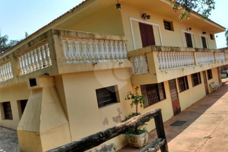 Casa Térrea com 3 dormitórios, sendo 1 suíte.