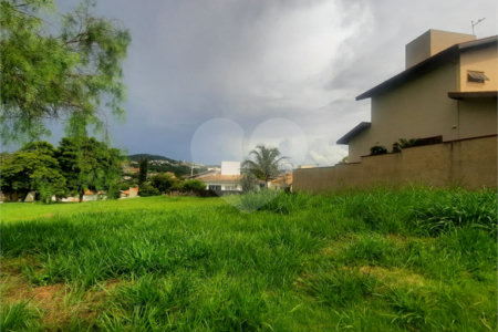 Lindo terreno de 450m², localizado no Condomínio Vilaggio Caprirccio