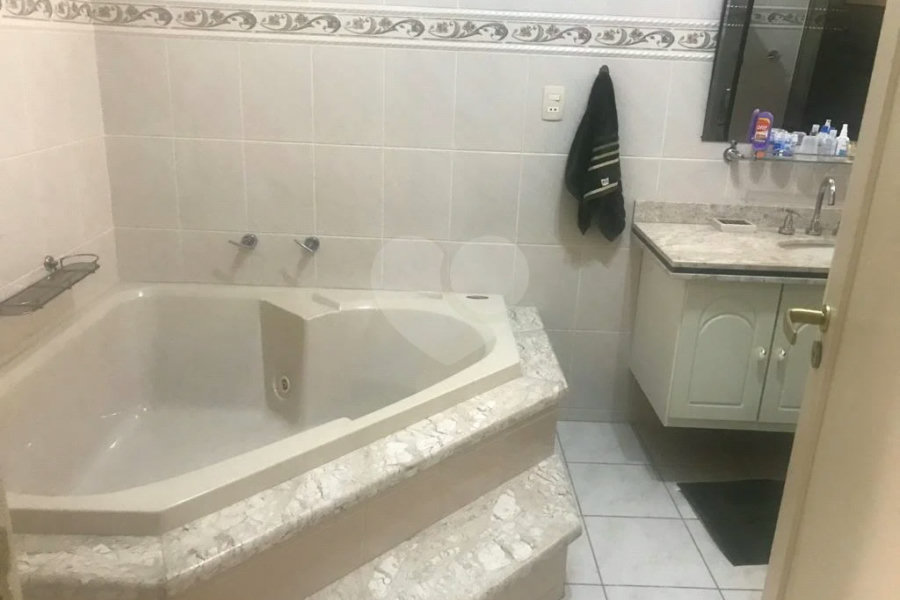 Casa à venda com 5 quartos, sendo 3 suítes, em Alto da Lapa, São Paulo, SP