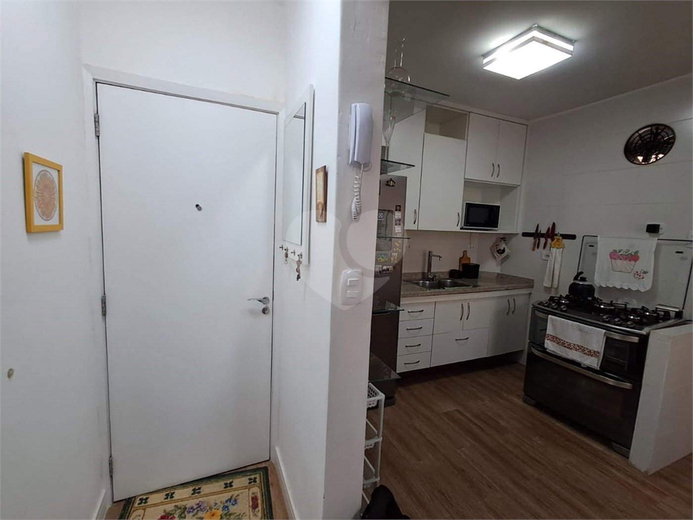Amplo apartamento à venda totalmente reformado, sala ampliada, quarto, escritório, cozinha integrada e banheiro com box e banheira.