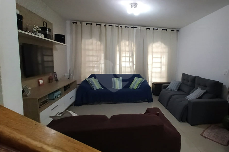 Sobrado à venda com 3 quartos, sendo 1 suíte, em Jardim Tabatinga, Guarulhos, SP