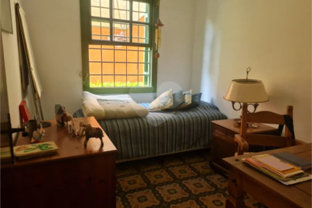 Casa à venda com 5 quartos, sendo 2 suítes,  em Jardim Morumbi, São Paulo, SP
