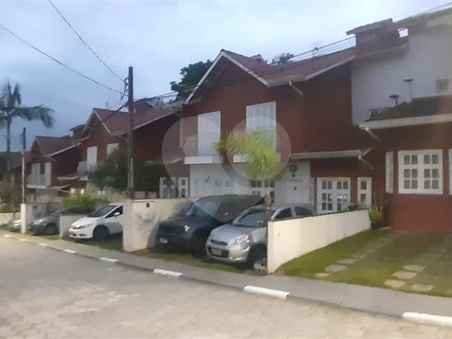 Casa à venda com 3 quartos, sendo 1 suíte,  no condomínio Village Palmas, São Paulo - SP