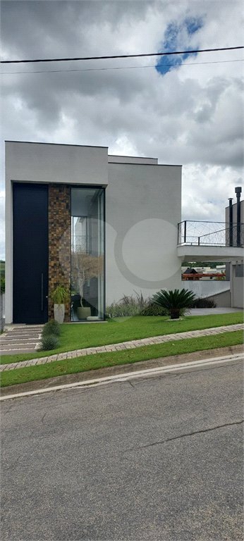 Casa à venda ou para alugar com 4 suítes no condomínio Figueira Garden, Atibaia - SP