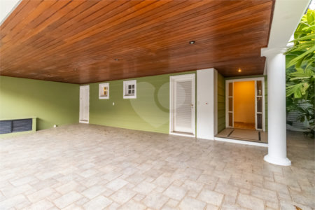 Casa à venda com 4 quartos, sendo 3 suítes, no condomínio Village Place, São Paulo - SP
