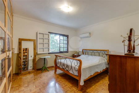 Sobrado à venda com 4 quartos, sendo 1 suíte, em Alto da Boa Vista, São Paulo, SP